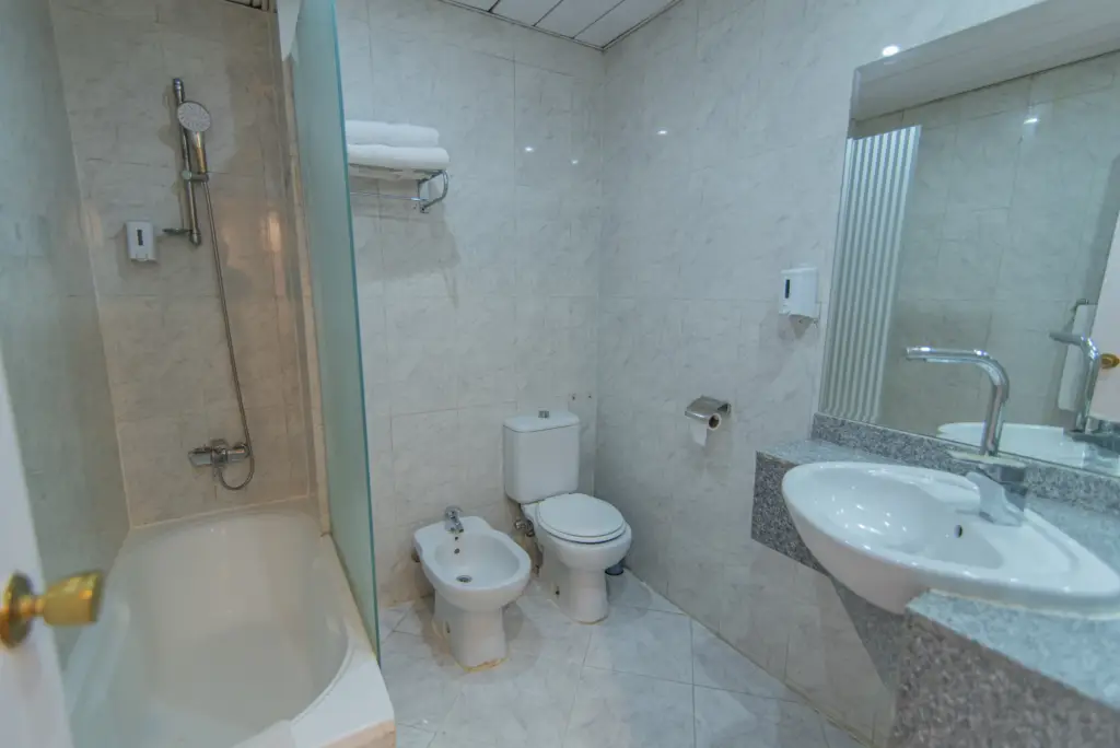 Suite_Bathroom1